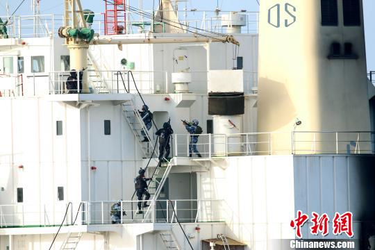 中国水兵第二十五批护航编队玉林舰安详解护商船OS35――商船在玉林舰的警惕下驶向也门亚丁港引航锚地。 李维 摄