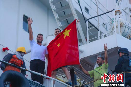 中国水兵第二十五批护航编队玉林舰安适解护商船OS35――商船在玉林舰的小心下驶向也门亚丁港引航锚地。 李维 摄