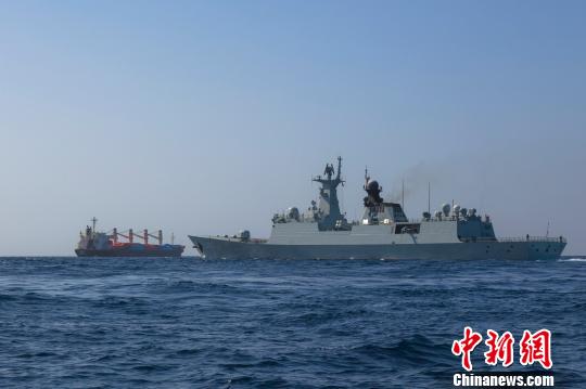 中国水师第二十五批护航编队玉林舰安全解护商船OS35――商船在玉林舰的小心下驶向也门亚丁港引航锚地。 李维 摄