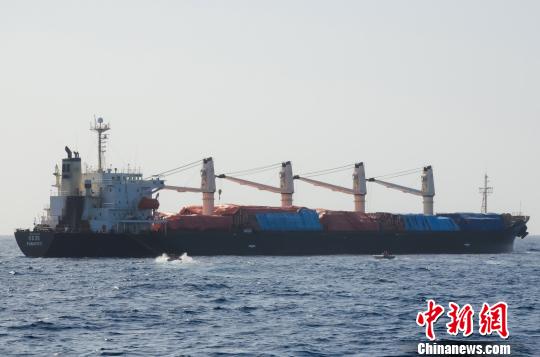 中国海军第二十五批护航编队玉林舰安全解护商船OS35――商船在玉林舰的警惕下驶向也门亚丁港引航锚地。 李维 摄