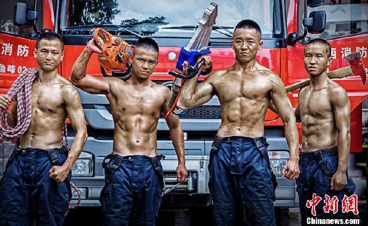 广西柳州消防拍形象海报 基层官兵秀肌肉