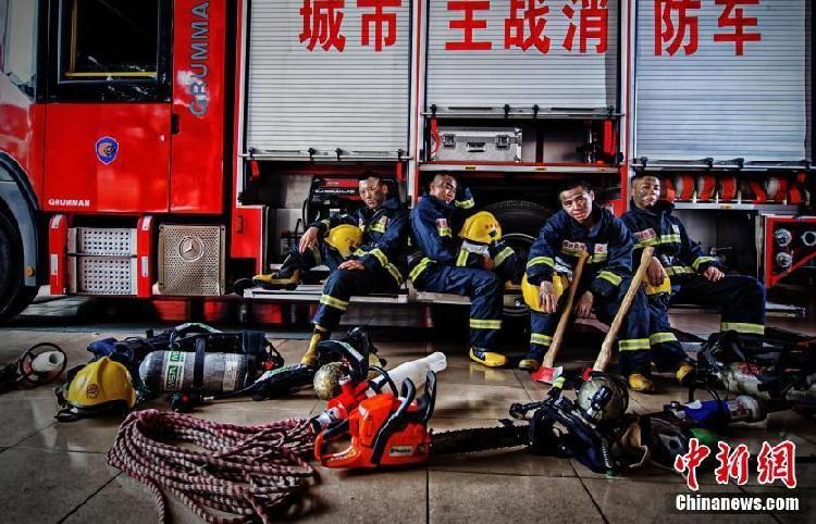 广西柳州消防拍形象海报 下层官兵秀肌肉