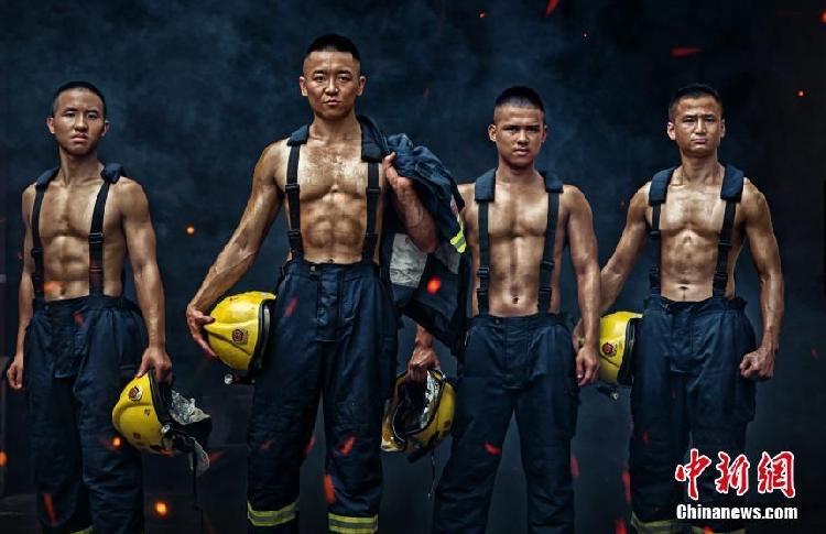 广西柳州消防拍气象海报 下层官兵秀肌肉