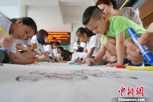 桂林百余名儿童在百米长卷上共绘丽日蓝天