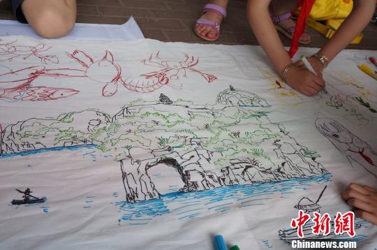 图为孩子画笔下的桂林城徽——象鼻山。　赵琳露 摄