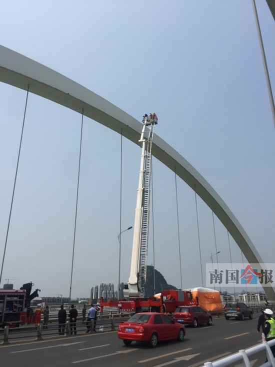 柳州:老板拖欠5万工程款 工头爬上桥拱欲跳桥(图)