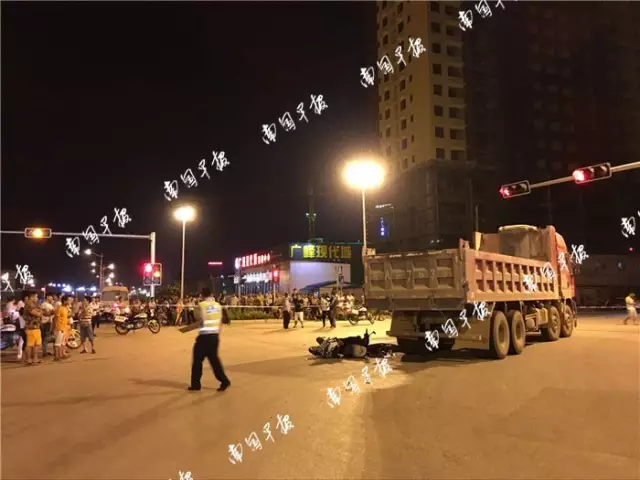 广西南宁一货车与电动车刮碰 2名男童不幸身亡